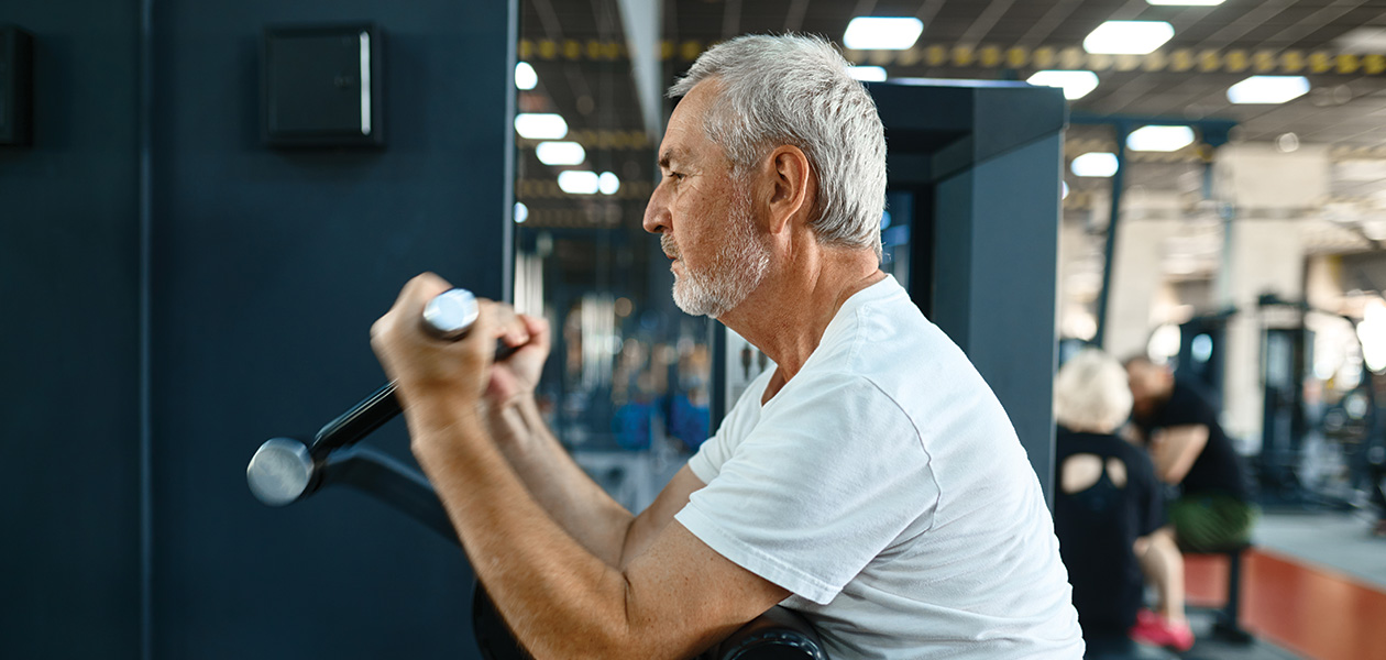 elderly man workout on exercise machine in gym 2026 01 06 09 46 05 utc