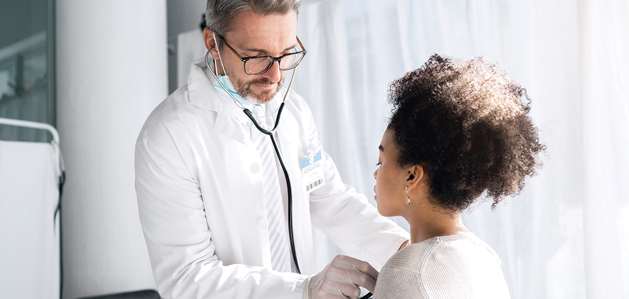 doctor examines patient with stethoscope in hospit 2026 03 25 03 23 51 utc